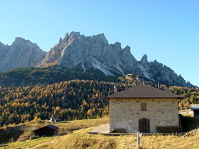 foto Caserma di Soracrepa con sullo sfondo il M. Ciarìdo