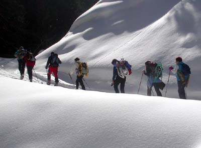 Un gruppo di persone su itinerario invernale