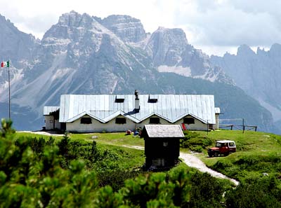 Rifugio Ciareido, posto ai piedi dell'omonimo gruppo dolomitico, qui con lo sfondo del Montanel e della Cima Herberg. 