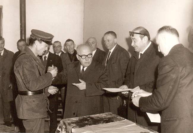 Premiazione di alcuni vigili del fuoco volontari. Oltre al Baldovin, si riconoscono  l'on Giacomo Corona e gli assessori Zanella Moma Severino e Zanella in Loda Giuseppe (clicca per ingrandire).