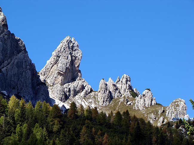 Torre San Lorenzo (Gr. Ciastelin-Ciareido); a destra il rif. Ciareido - Pian dei Buoi - Lozzo di Cadore