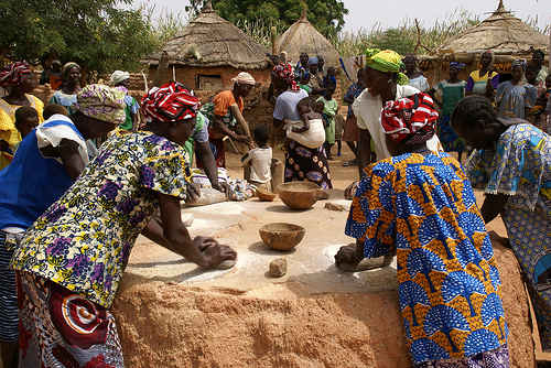 CISDE - Flickr - Women kneading millet to prepare food - Burkina Faso