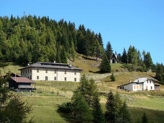 Chiesetta della Madonna del Ciareido a Pian dei Buoi con caserma e ex rif. Marmarole