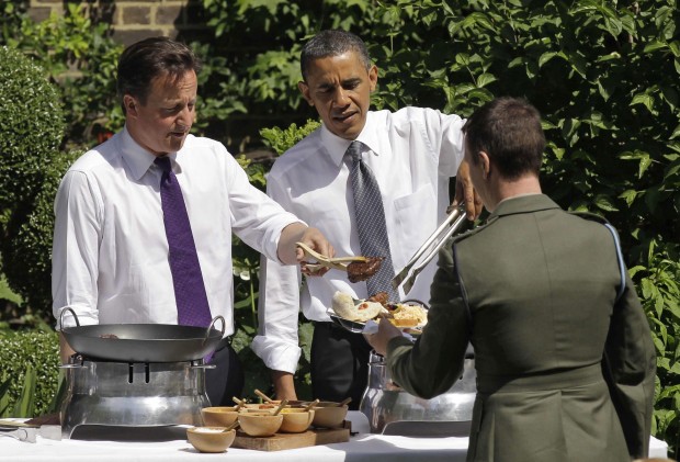 David Cameron e Barack Obama mentre servono una grigliata nel giardino di Downing Street