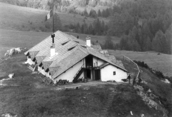 il Rifugio Ciareido al tempo in cui aveva il tetto in scandole