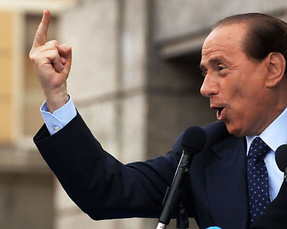 berlusconi in atteggiamento "ieratico"