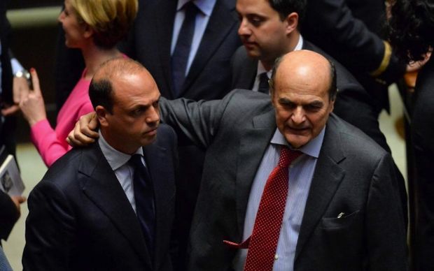 abbraccio fra Alfano e Bersani in aula durante votazione per elezione del Pres. della Repubblica (tentativo "Marini")