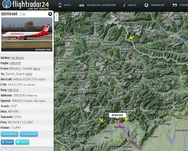 videata di Flightradar24 con il passaggio incrociato di tre aerei  