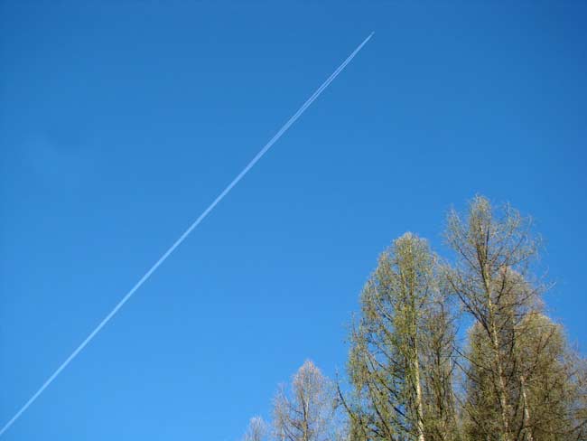 scia di condensazione al seguito di un aereo di linea