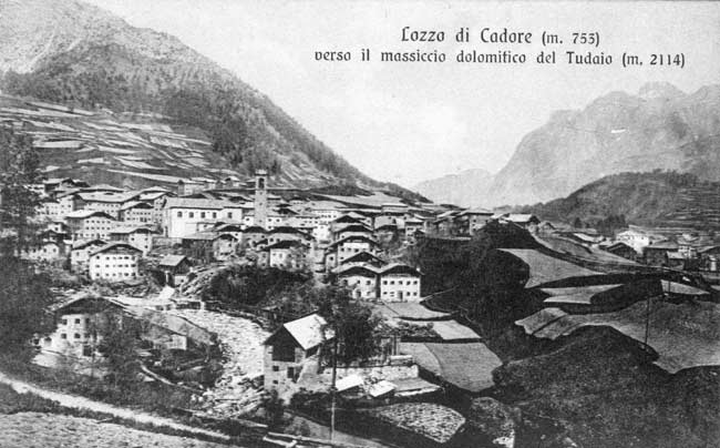 Segheria Pellegrini a Lozzo di Cadore (in primo piano); in secondo piano, sotto la chiesa, la "siega de Comun" 