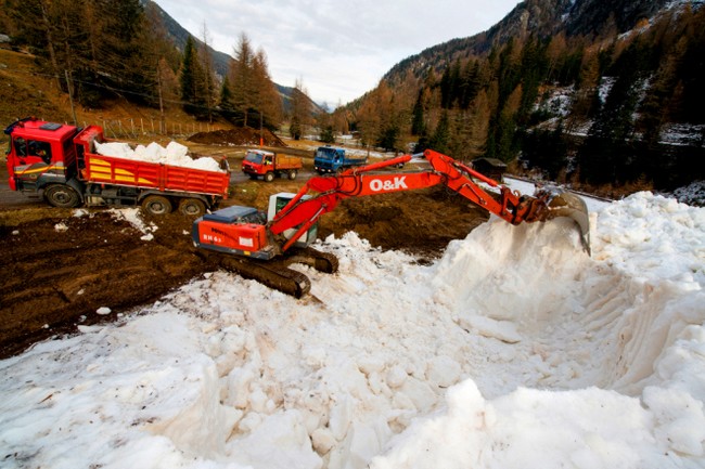 deposito neve in "letargo estivo" in Val Martello (Alto Adige)