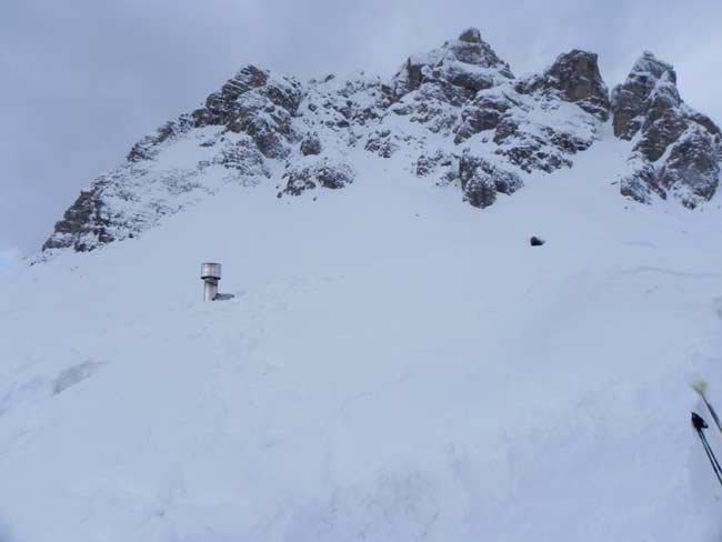 Pian dei Buoi - Spunta un camino dal tetto del Rifugio Ciareido (foto Eugenio Calligaro - 15 feb. 2014)