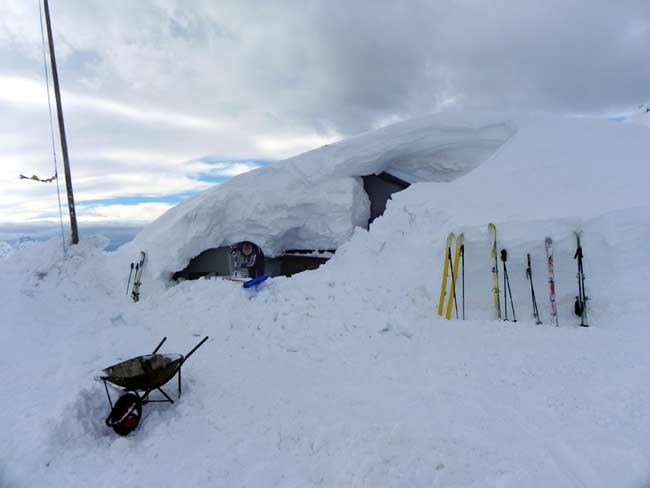 Pian dei Buoi - Entrata del Rifugio Ciareido lato est (foto Eugenio Calligaro - 15 feb. 2014)