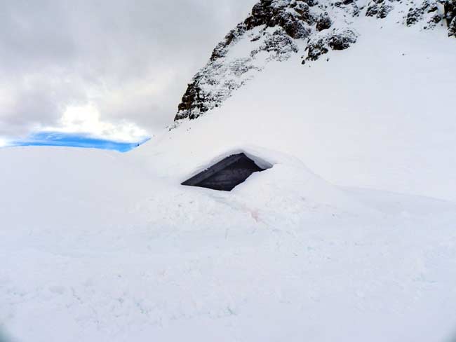 Pian dei Buoi - Colmo del bivacco invernale del Rifugio Ciareido (foto Eugenio Calligaro - 15 feb. 2014)