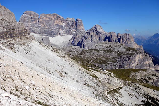 Sentiero d'arroccamento delle Tre Cime: poco oltre la Croda del Rifugio salendo verso il ghiaione della Ovest