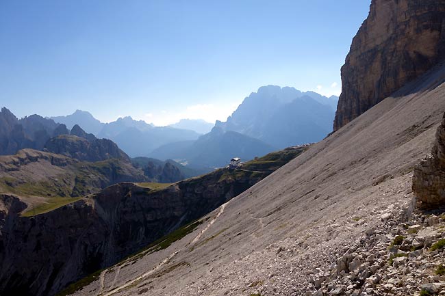 Sentiero d'arroccamento delle Tre Cime: dai pressi della Piramide verso il rif. Auronzo