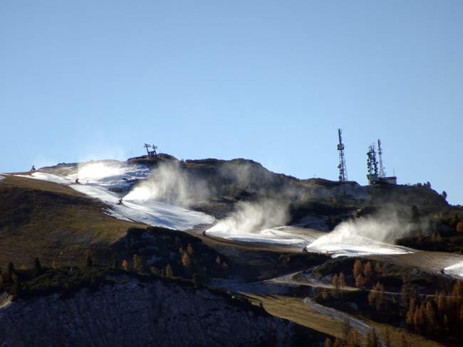 3 novembre 2016: dai pressi di Cima Perosego, cannoni spara-neve sui Tondi del Faloria