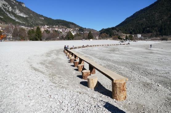 foto tratta da articolo online del quotidiano "Trentino", 19 febbraio 2017; Tavolo sul lago di Molveno