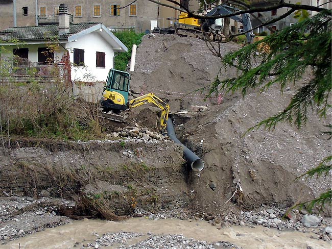 deviazione del tubo fognario in Rio Rin a monte del tratto eroso