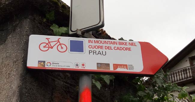 tabella cicloturistica piazzata sopra il "brente dei Danela" e indicante la borgata Prau (ma sarebbe Prou)