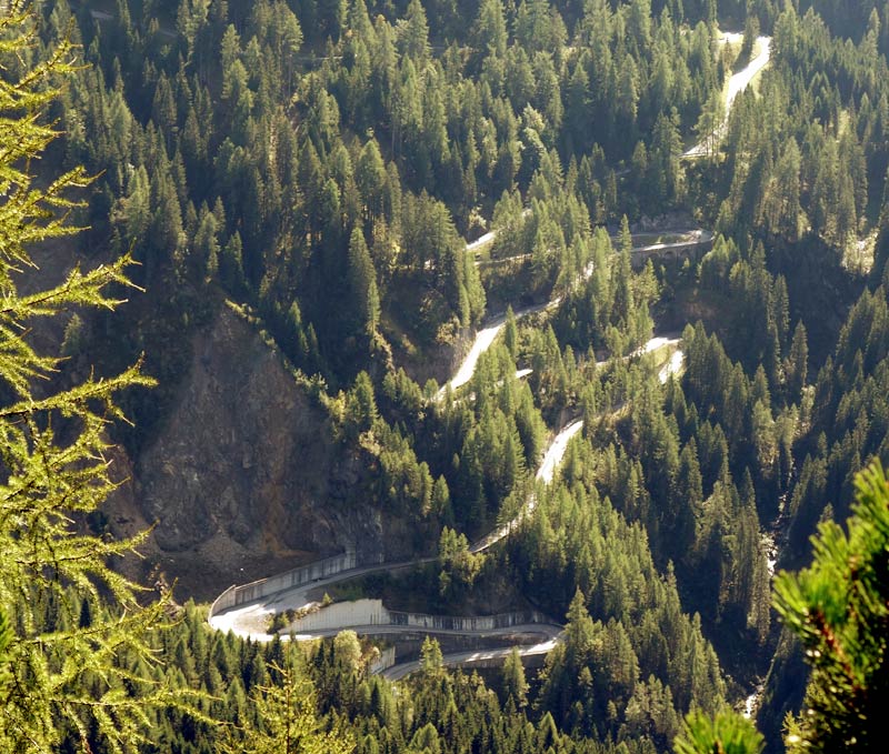 Tornanti della strada provinciale 619 di Vigo di Cadore tra Antoia e Pian di Roda (Pale del Pelegrin)