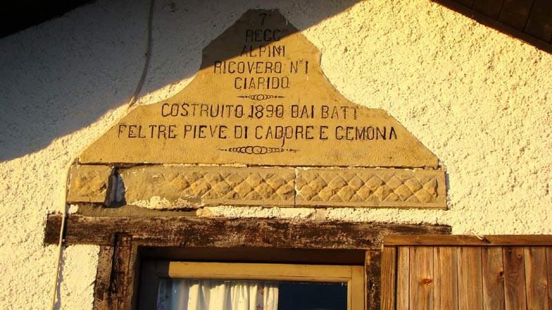 lapide commemorativa posta sul frontespizio est del rifugio Ciareido (ex ricovero militare n.1 Ciarido)