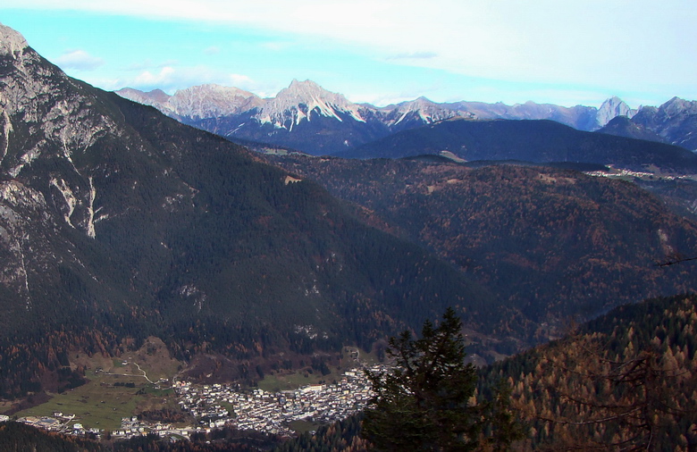 Auronzo di Cadore dal Col Burgion: sullo sfondo da sinistra Cima Vallona, Cima Palombino e Crode dei Longerin (verso destra la massa rocciosa triangolare del Peralba)