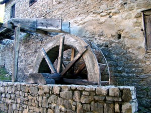 Un primo piano della ruota idraulica: si distinguono i cassetti e la parte finale della roggia, chiamata doccia.