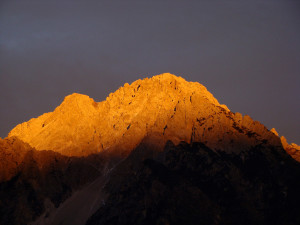 La luce sta per lasciare in ombra la cima dello Schiavon che prospetticamente è ancora indistinguibile