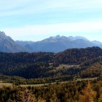 In primo piano il pascolo di Polget; al centro quello che circonda la Casera delle Armente; sul secondo piano la dorsale dei Colli con le alture del Col Vidal a sin e Col Cervera a d..