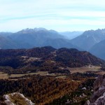 L'altopiano di Pian dei Buoi salendo verso forcella San Lorenzo; in evidenza la dorsale dei Colli che da Soracrepa giunge fino a Col Vidal