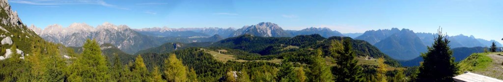 Panorama da N a S dal rifugio Ciareido verso l'altopiano di Pian dei Buoi e il Parco della Memoria: Dolomiti d'Auronzo, Creste di Confine in Comelico, Brentoni, Doana e le Dolomiti d'Oltrepiave.