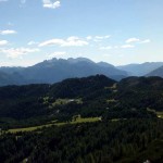 Panorama dai Brentoni alle Dolomiti d'Oltrepiave sull'altopiano di Pian dei Buoi e la dorsale dei Colli all'inizio della salita a forcella San Lorenzo