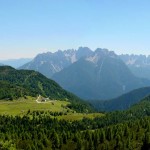 La torbiera del Palù Gran e Soracrepa sovrastata dai colli di Val da Porte, Soramizoi e Cervera; sullo sfondo le Dolomiti d'Oltrepiave