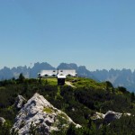 IL rifugio Ciareido, la perla archietettonica del Parco della Memoria di Pian dei Buoi, cui fanno da sfondo le Dolomiti d'Oltrepiave, dal Miaron a forcella Spé