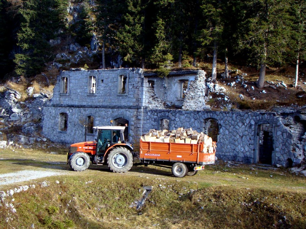 Trattore con rimorchio carico presso il Forte Basso di Col Vidal