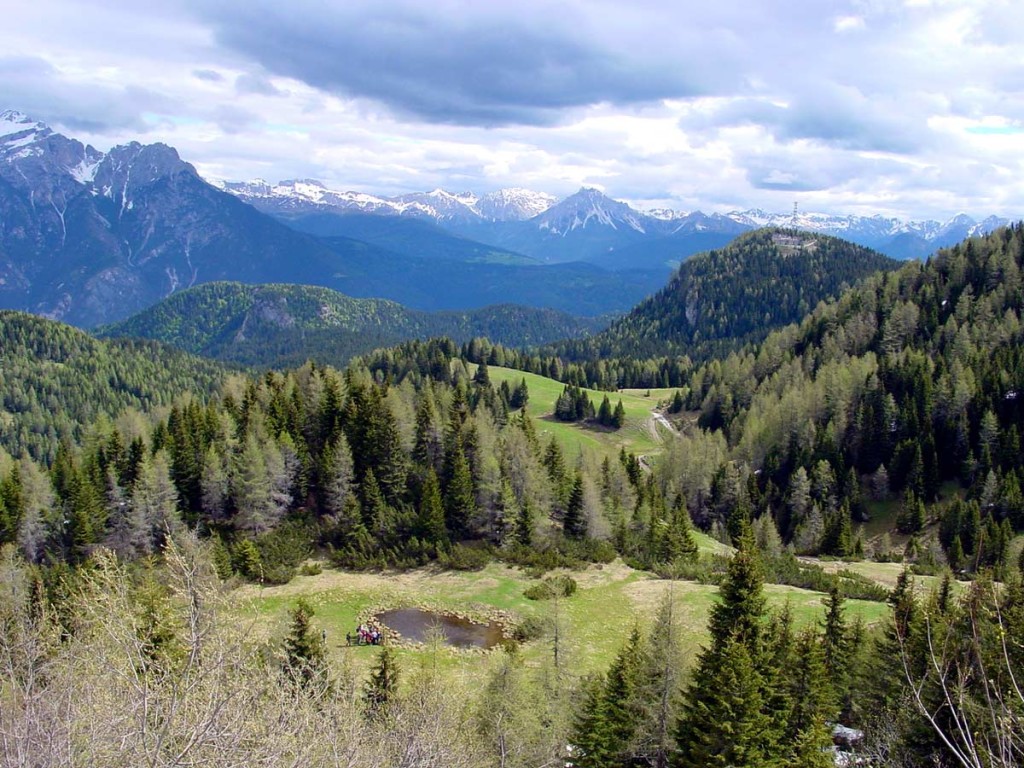 Il lago delle Sepolture sopra la Casera delle Armente, qui non visibile. In secondo piano a sin. la Croda de Paterna e a d. il Col Vidal