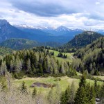 Il lago delle Sepolture sopra la Casera delle Armente, qui non visibile. In secondo piano a sin. la Croda de Paterna e a d. il Col Vidal