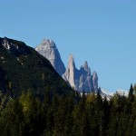 Il Coston di Pomadonna oltre il quale appare la Grande di Lavaredo, accompagnata dalla Piccola, Punta di Frida e Piccolissima dai pressi della galleria di Soramizoi