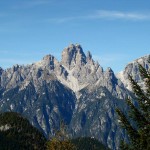 In primo piano a sin. il Col Burgion, a d. il Col Agudo con il rifugio; sullo sfondo la Croda dei Toni