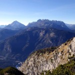 In secondo piano il Col Cervera e il Col Vidal; sullo sfondo l'Antelao, le Marmarole orientali e il Cristallo dai Mede del Tudaio