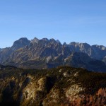 In primo piano a sin. il Col Cervera e a d. il Col Vidal; in secondo piano le Marmarole orientali (dalla Croda Bianca al Ciarìdo) e sullo sfondo il ramo dal Cimon del Froppa alla Croda da Rin