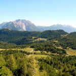 Salendo al rif. Ciareido verso Pian dei Buoi: a sin. il Col Vidal e a d. il Col Cervera