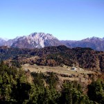 La torbiera del Palù Gran con a fianco la ex Caserma di Soracrepa; in secondo piano Col Vidal e Col Cervera, sullo sfondo Tudaio-Crissin-Pupera Valgrande