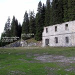 Il lato sud del Forte Basso con la collocazione della riservetta in roccia e l'imbocco della mulattiera