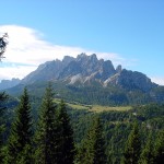 Dalla postazione si può ora osservare la distesa dell'altopiano di Pian dei Buoi con il pascolo di Polget cui fa da corona il M. Ciarìdo