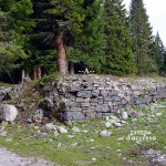 Muretto di contenimento a fianco della rampa d'accesso