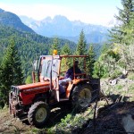 Il trattore presso la piazzola della postazione sullo sfondo dei Cadini di Misurina
