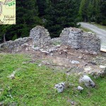 I ruderi dell'edificio che affianca l'area turistica dal piazzale dell'officina