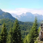 Panoramica con il trattore sulla postazione e l'arco di monti dalla Croda Bianca al Ciarìdo e, più distanti, i Cadini di Misurina
